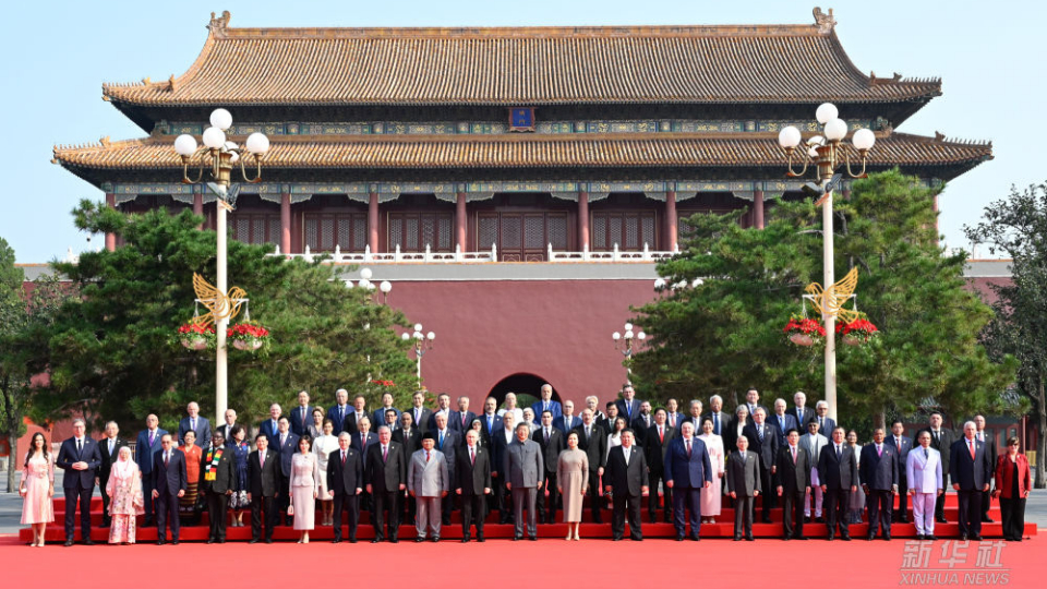 習近平和彭麗媛迎接外方代表團團長及其配偶