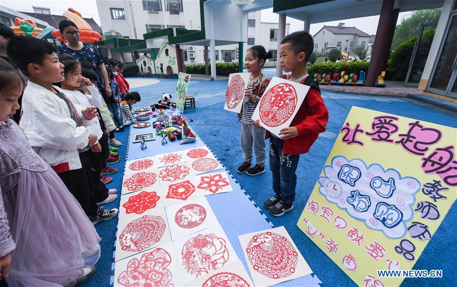 CHINA-ZHEJIANG-CHINESE PAPER CUTTING-CHARITY BAZAAR(CN)