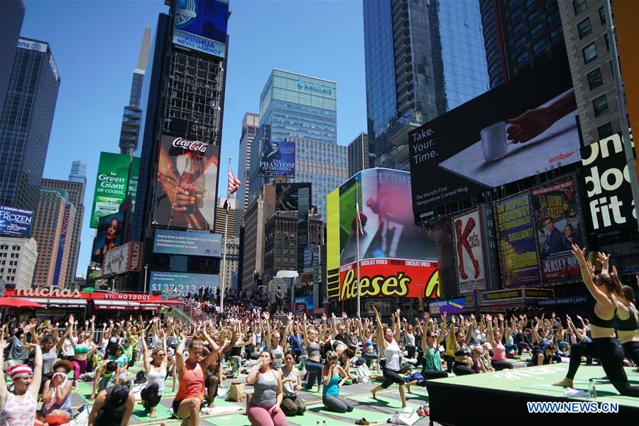 U.S.-NEW YORK-TIMES SQUARE-SOLSTICE-YOGA