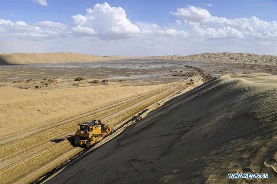 CHINA-XINJIANG-TAKLIMAKAN-DESERT ROAD-UNDER CONSTRUCTION (CN)