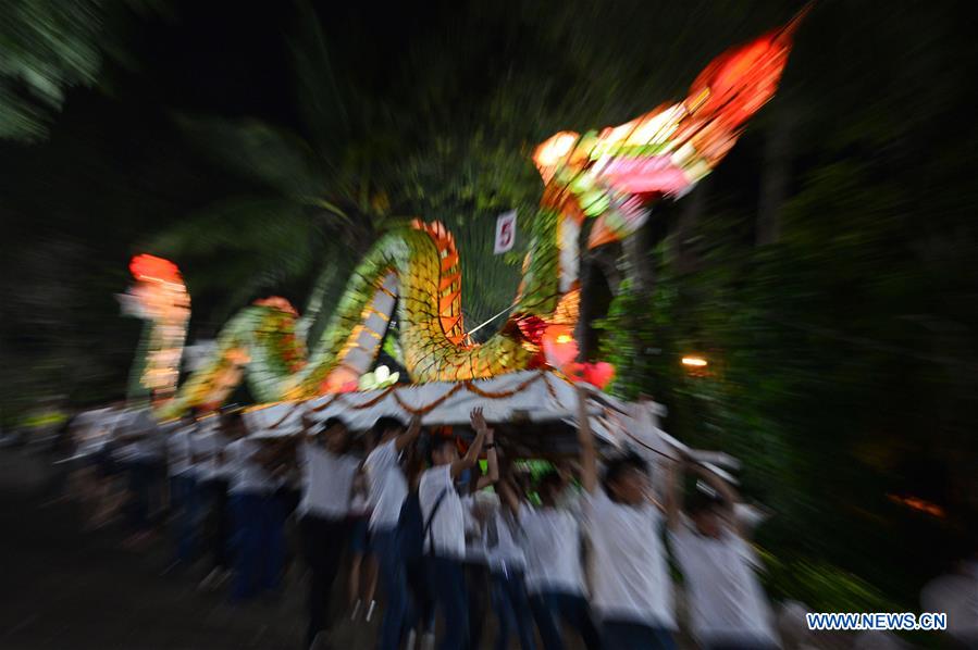 LAOS-LUANG PRABANG-LIGHT BOATS-PARADE