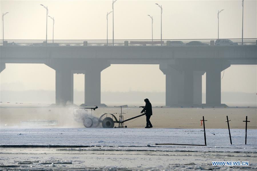 CHINA-HEILONGJIANG-HARBIN-ICE COLLECTING (CN)