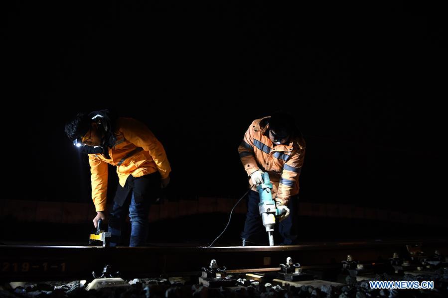 CHINA-ANHUI-HUANGSHAN-RAILWAY STATION-CONSTRUCTION WORKERS (CN)