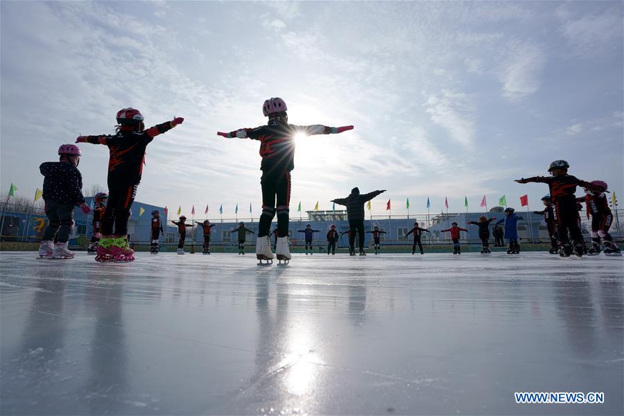 (SP)CHINA-BEIJING-YANQING-PRIMARY SCHOOL STUDENTS-SKATING(CN)