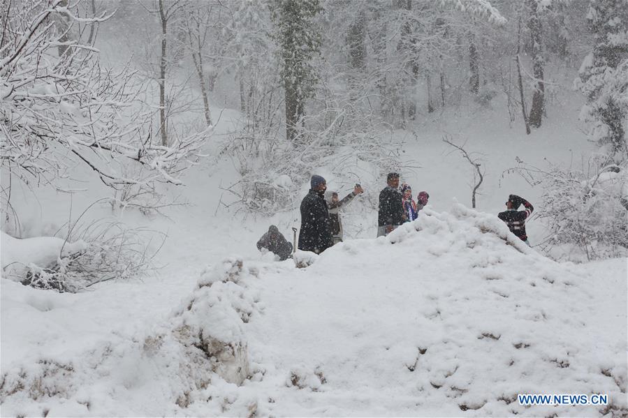 PAKISTAN-MURREE-HEAVY SNOWFALL-TOURISTS