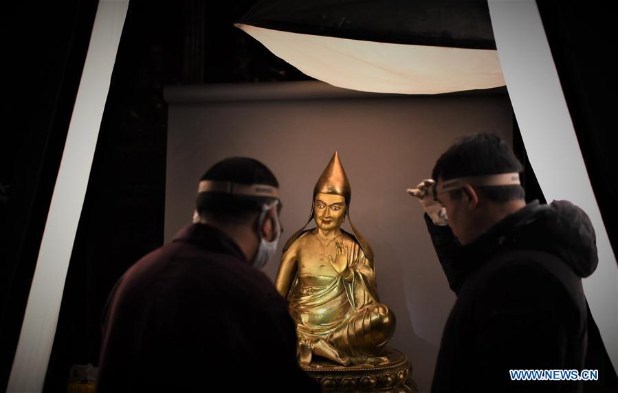 Xinhua Headlines: China launches largest ancient books protection at Potala Palace 