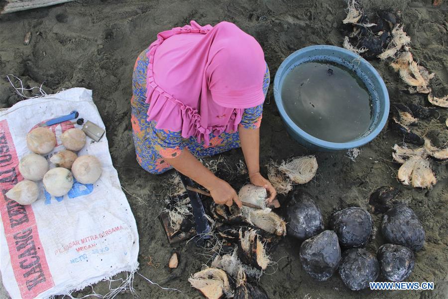 INDONESIA-WEST ACEH-RAMADAN-ROASTED COCONUT