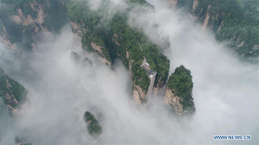 #CHINA-HUNAN-ZHANGJIAJIE-CLIFFSIDE ELEVATOR-FOG (CN)