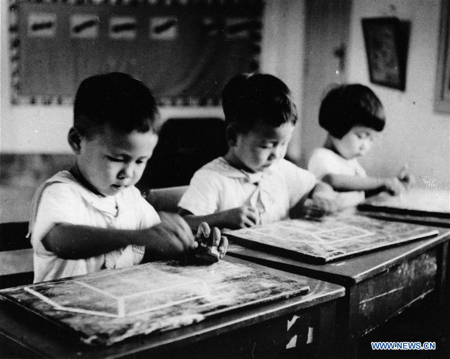 (MOMENTS FOREVER) CHINA-CHILDREN'S DAY-CHILDHOOD (CN)