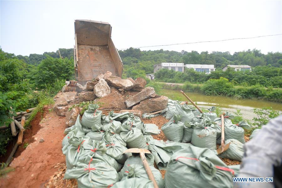 CHINA-HUNAN-XIANGTAN-FLOOD FIGHTING (CN)