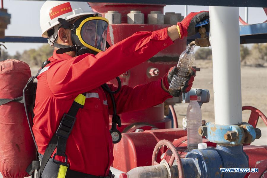 CHINA-XINJIANG-TAKLIMAKAN DESERT-OIL WORKER (CN)