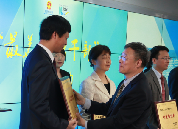 國家信訪局黨組成員、副局長李皋為獲獎(jiǎng)?wù)哳C獎(jiǎng)