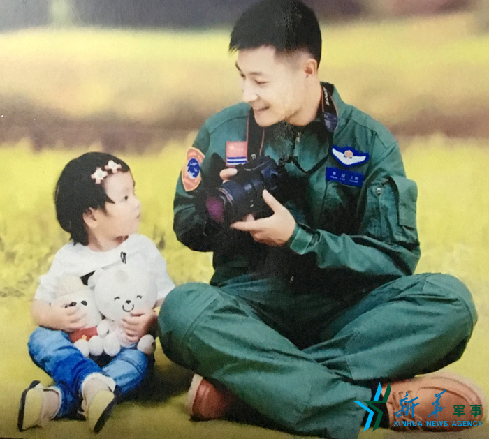 資料圖片：被選為艦載戰(zhàn)斗機(jī)飛行員的張超與女兒合影。