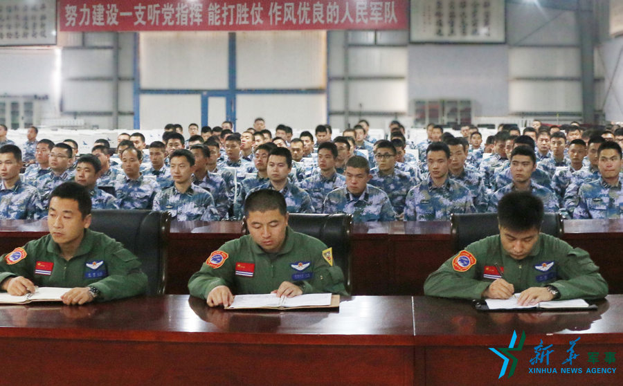 資料圖片：張超（右一）參加部隊思想政治教育。