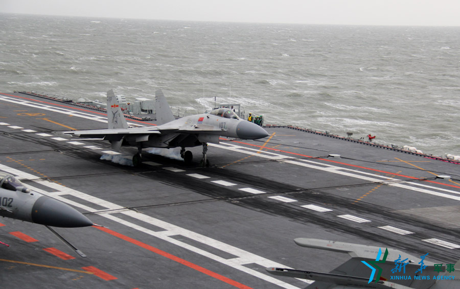 ↑資料圖片：艦載戰(zhàn)斗機(jī)下落著艦瞬間。
