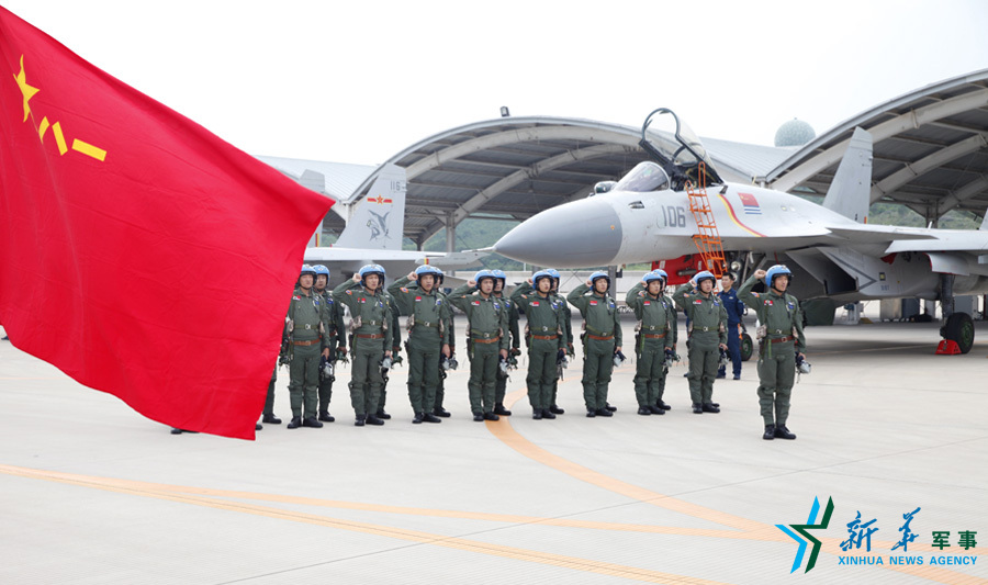 ↑軍旗招展，航空驕子對藍天宣誓。