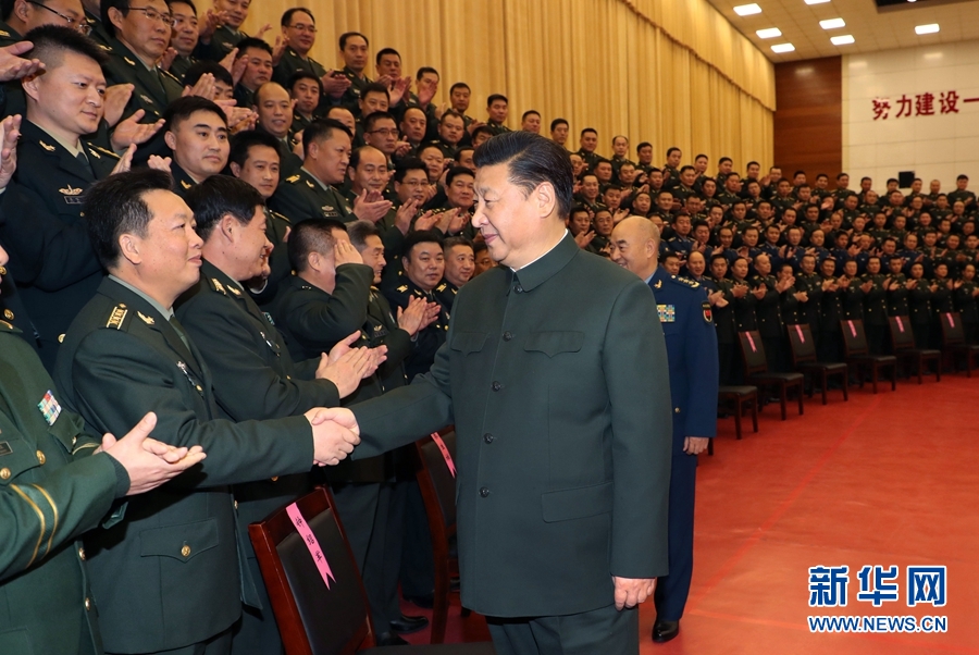 1月23日，習(xí)近平專程來到陸軍第65集團(tuán)軍，深入基層連隊，看望慰問官兵，代表黨中央和中央軍委，向全軍指戰(zhàn)員、武警部隊官兵、民兵預(yù)備役人員致以誠摯問候和新春祝福。這是習(xí)近平親切接見駐張家口部隊師以上領(lǐng)導(dǎo)干部和團(tuán)級單位主官。新華社記者李剛攝