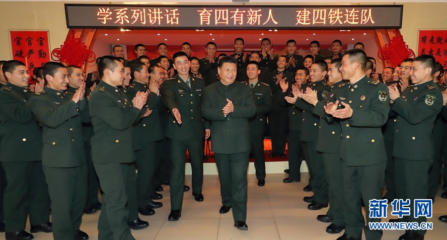 1月23日，習(xí)近平專程來到陸軍第65集團(tuán)軍，深入基層連隊，看望慰問官兵，代表黨中央和中央軍委，向全軍指戰(zhàn)員、武警部隊官兵、民兵預(yù)備役人員致以誠摯問候和新春祝福。這是習(xí)近平在該集團(tuán)軍“大功三連”同官兵在一起。新華社記者李剛攝