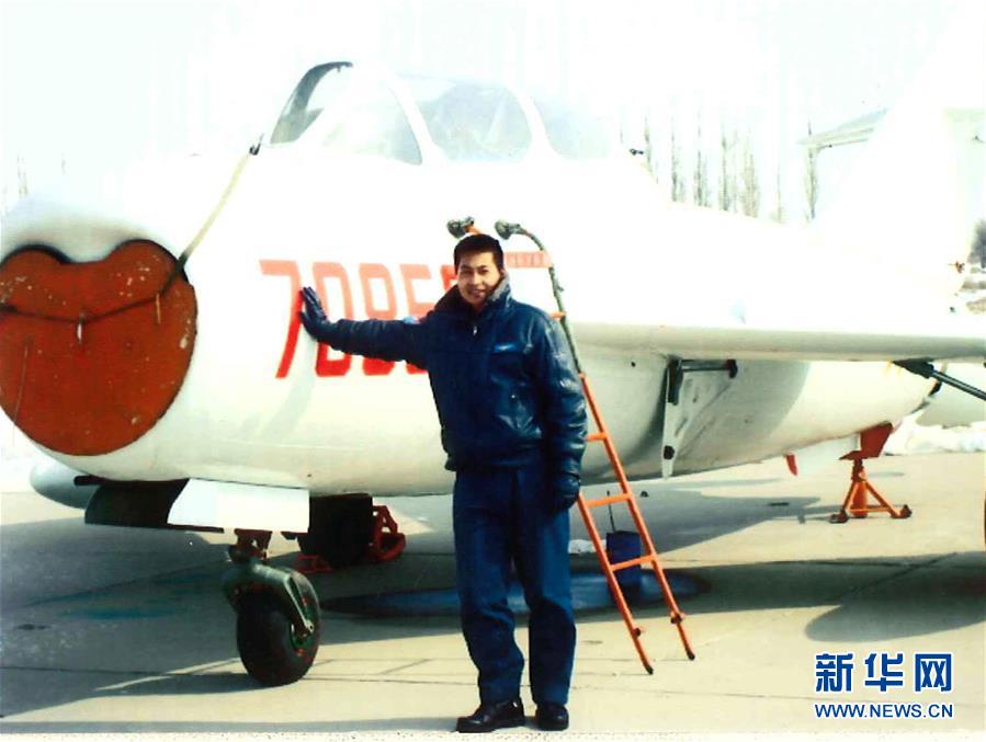 （建軍90周年·英雄·圖文互動(dòng)）（3）聽，渤海灣有風(fēng)吹過來——追記海軍某艦載航空兵部隊(duì)一級(jí)飛行員張超