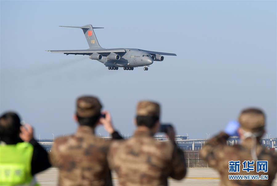 （聚焦疫情防控·圖文互動）（2）空軍第四次向武漢大規(guī)?？者\醫(yī)療隊員和物資