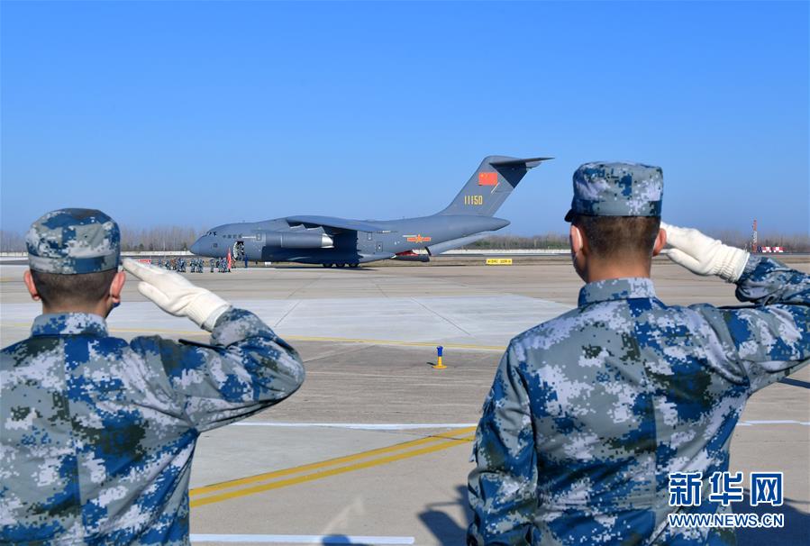 （聚焦疫情防控·圖文互動）（12）空軍第四次向武漢大規(guī)?？者\醫(yī)療隊員和物資