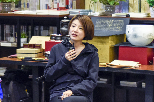秦思：堅(jiān)持還是因?yàn)闊釔?ài)，我一直想把有意義的事情做得有意思。我希望有更多的人來(lái)關(guān)注非遺文化，把文化融入到工藝當(dāng)中。