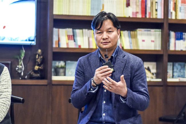 丁大為：烏銅走銀有三百年的歷史了，是云南地區(qū)獨(dú)有的技藝。這門技藝入門大概需要3年，學(xué)成需要20年。用語(yǔ)言去表達(dá)它其實(shí)是很難的。
