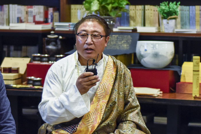 安久·白瑪群加：絕對(duì)不能為了錢做手藝的傳承人，傳承手藝是因?yàn)槲覀冇袀鞒忻褡逄厣幕呢?zé)任，要時(shí)刻謹(jǐn)記這一份責(zé)任。