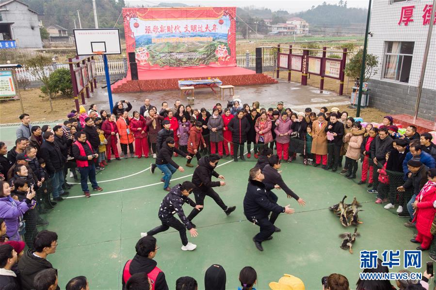 （新春走基層）（2）湖南辰溪：農(nóng)民趣味運(yùn)動(dòng)會(huì)迎新年