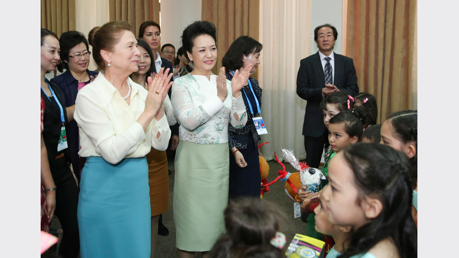 彭麗媛同烏茲別克斯坦總統(tǒng)夫人卡里莫娃共同參觀塔什干孔子學(xué)院