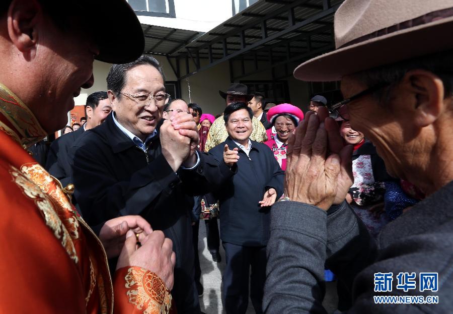 這是5月16日，俞正聲在香格里拉縣建塘鎮(zhèn)金龍社區(qū)與居民們親切交談。 新華社記者 劉衛(wèi)兵 攝