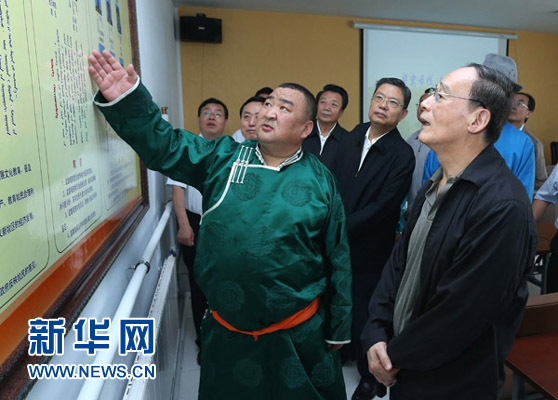 這是7月3日，王岐山在巴彥德力格爾嘎查“兩委”活動(dòng)室了解基層黨建情況。新華社記者 龐興雷 攝