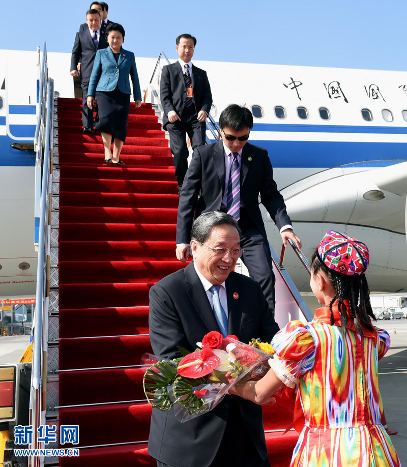 9月25日，以中共中央政治局常委、全國政協(xié)主席俞正聲為團長的中央代表團飛抵烏魯木齊，出席新疆維吾爾自治區(qū)成立60周年慶?；顒印Ｐ氯A社記者 饒愛民 攝