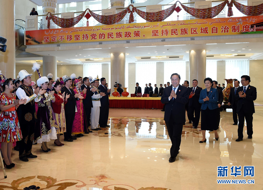 9月25日，中共中央政治局常委、全國(guó)政協(xié)主席、中央代表團(tuán)團(tuán)長(zhǎng)俞正聲率中央代表團(tuán)出席向新疆維吾爾自治區(qū)贈(zèng)送紀(jì)念品儀式。 新華社記者饒愛(ài)民 攝 