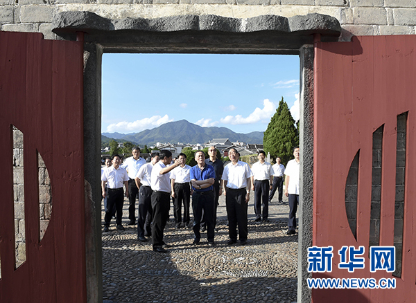 9月24日至26日，中共中央政治局常委、中央紀(jì)委書(shū)記王岐山在福建調(diào)研。這是9月24日，王岐山在上杭縣古田鎮(zhèn)參觀古田會(huì)議會(huì)址。新華社記者張鐸攝