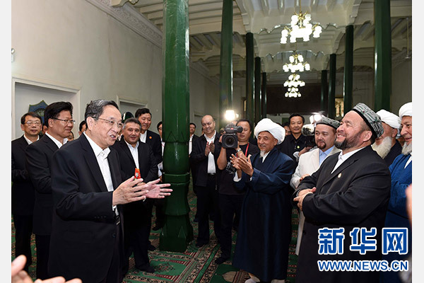 9月26日，中共中央政治局常委、全國政協(xié)主席、中央代表團(tuán)團(tuán)長俞正聲率中央代表團(tuán)部分成員赴喀什看望各族干部群眾。這是俞正聲等來到喀什市艾提尕爾清真寺，與喀什地區(qū)宗教人士代表交流。新華社記者 饒愛民 攝  