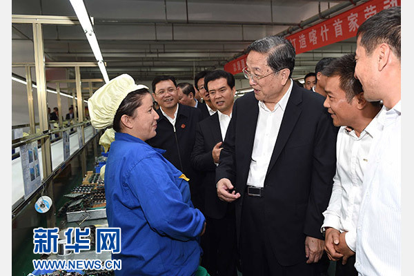 這是俞正聲等在喀什經(jīng)濟(jì)開發(fā)區(qū)深圳產(chǎn)業(yè)園視察電子產(chǎn)品生產(chǎn)線，并與現(xiàn)場工人親切交流。新華社記者 饒愛民 攝