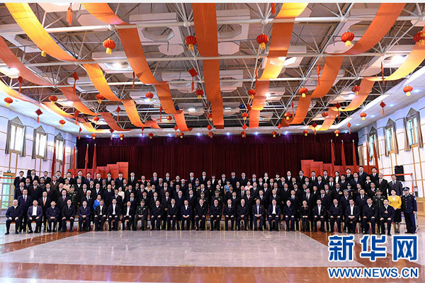 這是俞正聲同喀什地區(qū)有關(guān)負(fù)責(zé)同志、各界人士代表、援疆干部代表合影留念。新華社記者 饒愛民 攝