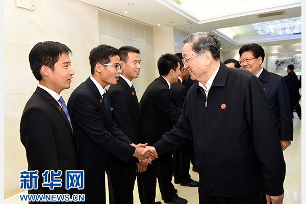 這是俞正聲會見在喀什地區(qū)鄉(xiāng)鎮(zhèn)工作的內(nèi)地高校畢業(yè)生代表。新華社記者 饒愛民 攝