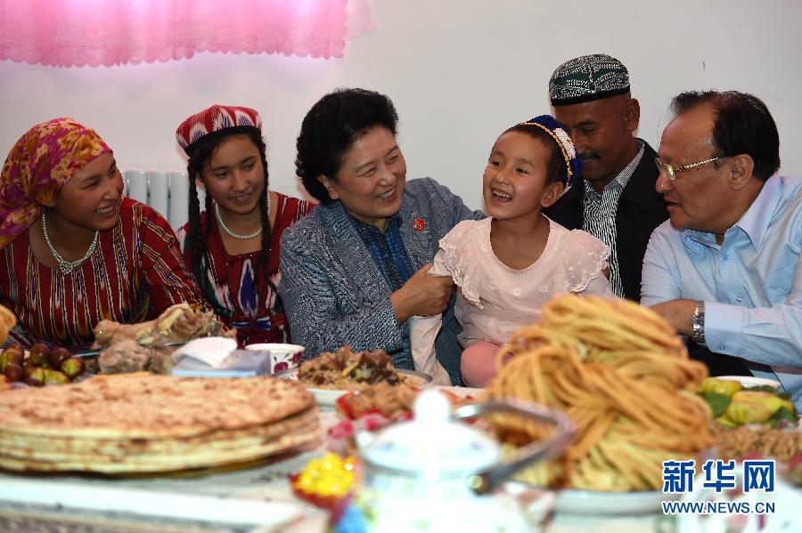9月26日，中共中央政治局委員、國務(wù)院副總理、中央代表團(tuán)副團(tuán)長劉延?xùn)|率中央代表團(tuán)分團(tuán)到和田地區(qū)看望慰問各族干部群眾。這是劉延?xùn)|在和田市團(tuán)結(jié)新村與維吾爾族群眾在一起。新華社記者張領(lǐng)攝