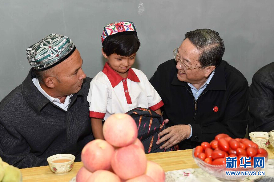 9月27日，中共中央政治局常委、全國政協(xié)主席、中央代表團團長俞正聲率中央代表團部分成員赴喀什地區(qū)莎車縣看望各族干部群眾。這是俞正聲到新疆生產(chǎn)建設兵團第三師莎車農(nóng)場維吾爾族團場職工家中看望，并向小朋友贈送學習用品。新華社記者 饒愛民 攝