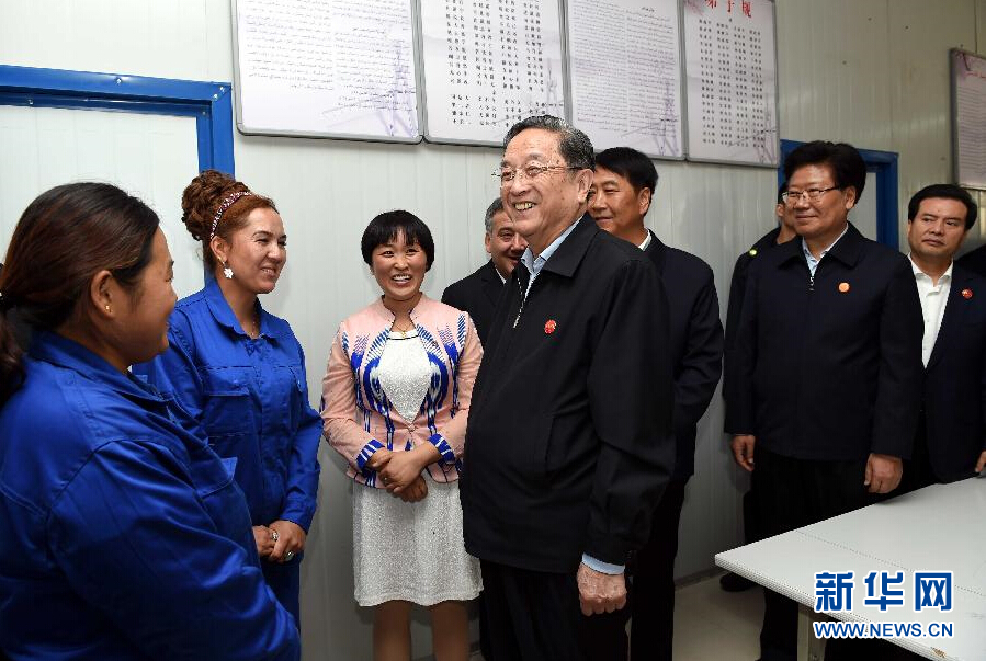 9月27日，中共中央政治局常委、全國政協(xié)主席、中央代表團團長俞正聲率中央代表團部分成員來到新疆英吉沙縣喀什中興手套有限公司考察。新華社記者 饒愛民 攝 