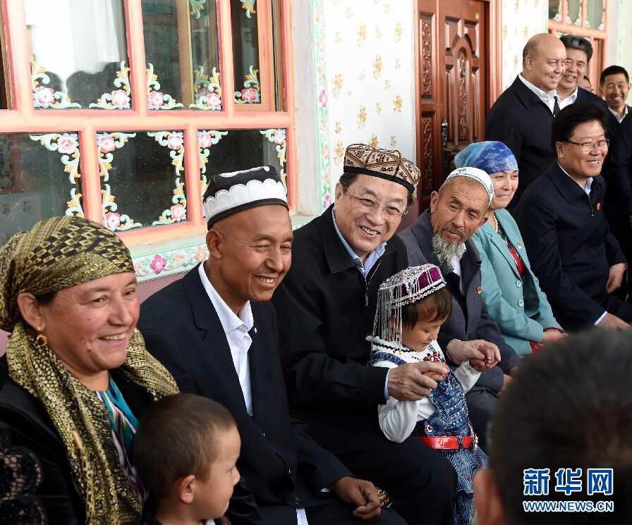 9月27日，中共中央政治局常委、全國政協(xié)主席、中央代表團團長俞正聲率中央代表團部分成員赴喀什地區(qū)莎車縣看望各族干部群眾。這是俞正聲在莎車縣艾力西湖鎮(zhèn)21村看望維吾爾族村民阿布來提·阿不力孜一家。新華社記者 饒愛民 攝