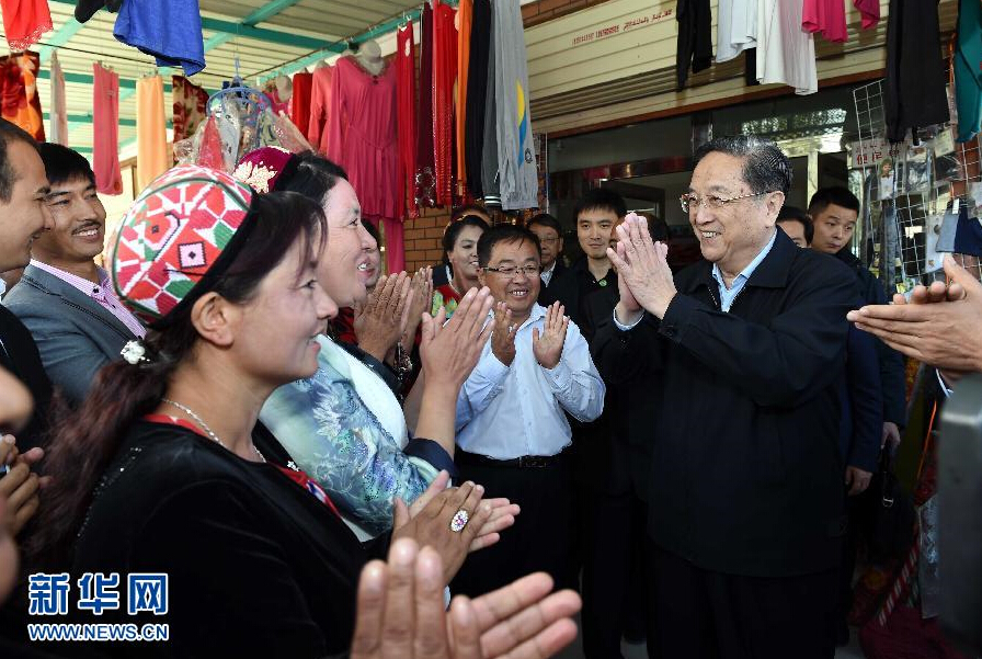 9月27日，中共中央政治局常委、全國政協(xié)主席、中央代表團團長俞正聲率中央代表團部分成員赴喀什地區(qū)莎車縣看望各族干部群眾。這是俞正聲在莎車縣艾力西湖鎮(zhèn)21村看望慰問維吾爾族群眾。新華社記者 饒愛民 攝