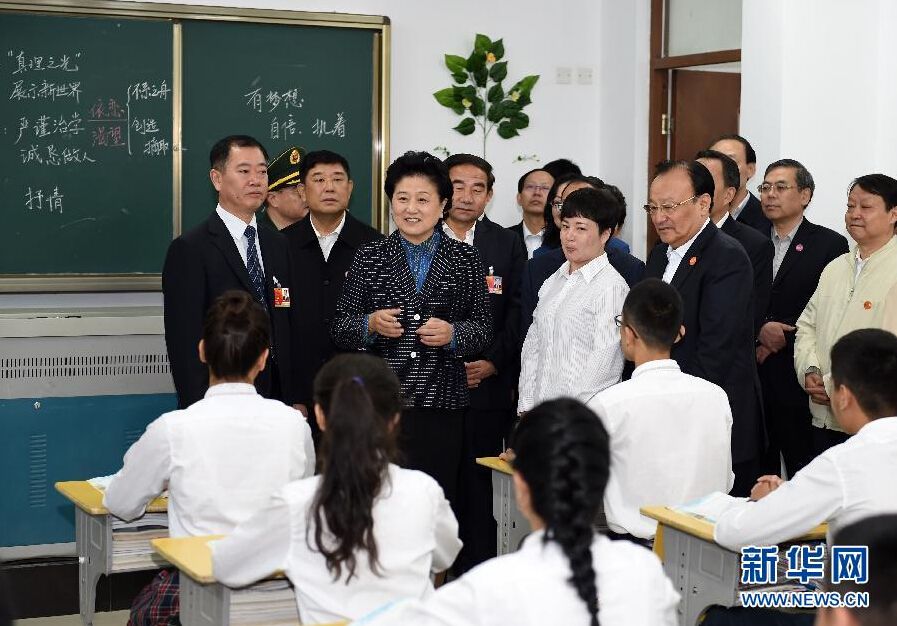 9月27日，中共中央政治局委員、國務(wù)院副總理、中央代表團副團長劉延東率中央代表團分團，帶著黨中央、國務(wù)院的親切關(guān)懷和全國各族人民的深切情誼，來到和田地區(qū)、阿克蘇地區(qū)慰問各族干部群眾，并祝賀大家中秋節(jié)快樂。這是劉延東視察對口援建的和田天津中學。新華社記者 張領(lǐng) 攝