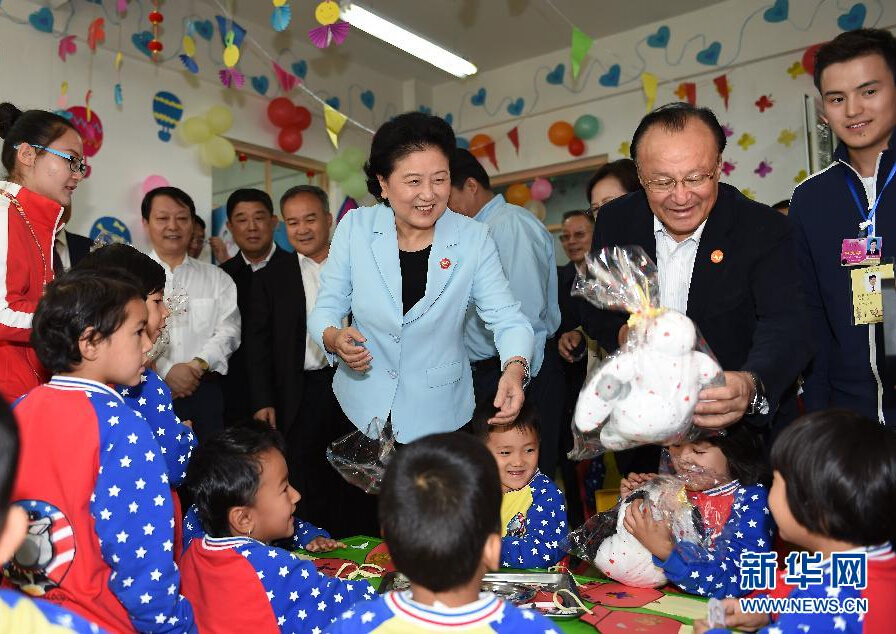 9月27日，中共中央政治局委員、國務(wù)院副總理、中央代表團副團長劉延東率中央代表團分團，帶著黨中央、國務(wù)院的親切關(guān)懷和全國各族人民的深切情誼，來到和田地區(qū)、阿克蘇地區(qū)慰問各族干部群眾，并祝賀大家中秋節(jié)快樂。這是劉延東在阿克蘇市“雙語”幼兒園與孩子們在一起。新華社記者 張領(lǐng) 攝
