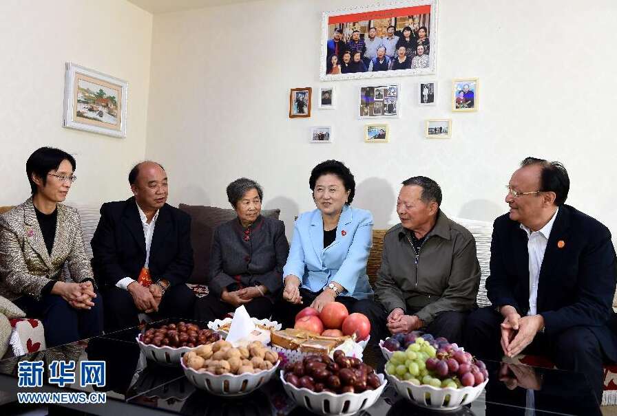 9月27日，中共中央政治局委員、國務(wù)院副總理、中央代表團副團長劉延東率中央代表團分團，帶著黨中央、國務(wù)院的親切關(guān)懷和全國各族人民的深切情誼，來到和田地區(qū)、阿克蘇地區(qū)慰問各族干部群眾，并祝賀大家中秋節(jié)快樂。這是劉延東來到新疆生產(chǎn)建設(shè)兵團第一師五團團場退休職工包春祥家中慰問。新華社記者 張領(lǐng) 攝