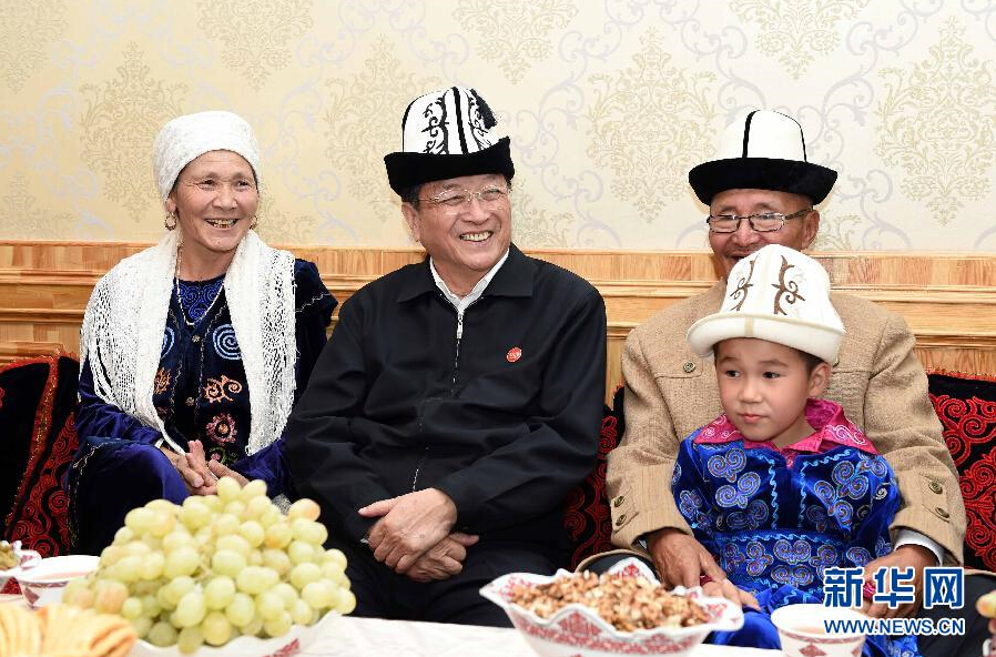 9月28日，中共中央政治局常委、全國政協(xié)主席、中央代表團(tuán)團(tuán)長俞正聲率中央代表團(tuán)部分成員赴祖國最西端的新疆克孜勒蘇柯爾克孜自治州看望慰問各族干部群眾。這是俞正聲來到阿圖什市光明街道辦事處團(tuán)結(jié)路社區(qū)看望柯爾克孜族居民。新華社記者 饒愛民 攝