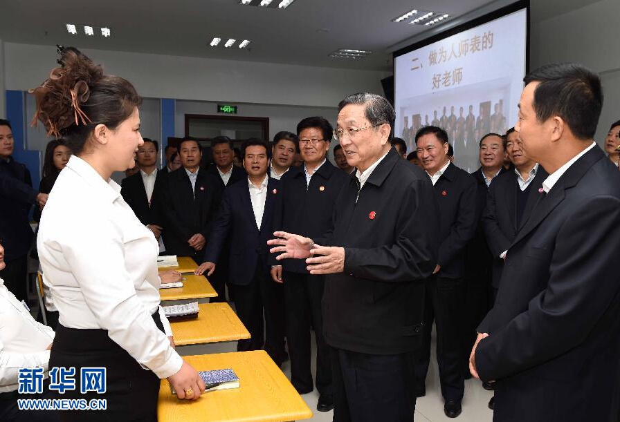 9月28日，中共中央政治局常委、全國政協(xié)主席、中央代表團(tuán)團(tuán)長俞正聲率中央代表團(tuán)部分成員赴祖國最西端的新疆克孜勒蘇柯爾克孜自治州看望慰問各族干部群眾。這是俞正聲來到克州雙語師資培訓(xùn)學(xué)校，與老師、學(xué)員交流談心。新華社記者 饒愛民 攝