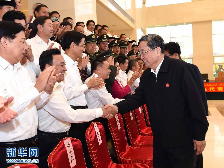 9月28日，中共中央政治局常委、全國政協(xié)主席、中央代表團(tuán)團(tuán)長俞正聲率中央代表團(tuán)部分成員赴祖國最西端的新疆克孜勒蘇柯爾克孜自治州看望慰問各族干部群眾。這是俞正聲接見克州有關(guān)負(fù)責(zé)同志、各界人士代表和援疆干部代表。新華社記者 饒愛民 攝